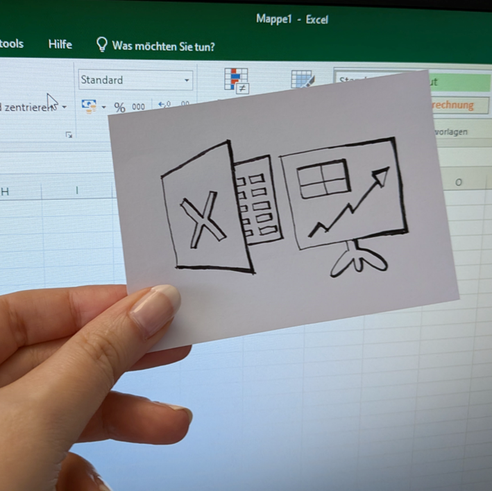 Hand hält Zeichnung zu Excel mit Diagramm auf Präsentationstafel