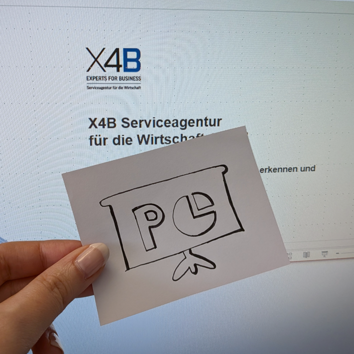 Hand hält Zeichnung zu PowerPoint mit Diagramm auf Präsentationstafel